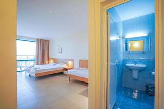 Отель Hotel Delfin Солнечный Берег Двухместный номер с 1 кроватью и балконом (для 2 взрослых и 1 ребенка)-1